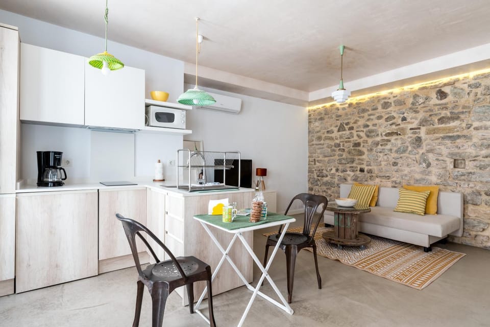 Coffee/tea facilities, Kitchen or kitchenette, Living room, Dining area, stove, toaster
