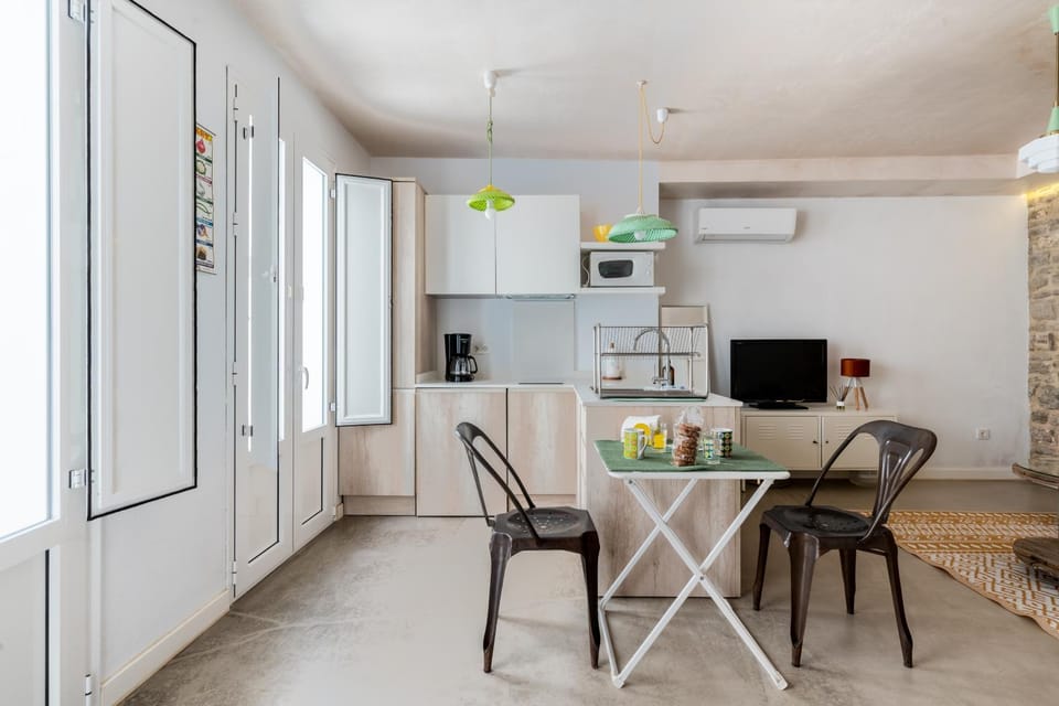 Coffee/tea facilities, Kitchen or kitchenette, Food and drinks, Dining area, minibar, stove, air conditioner