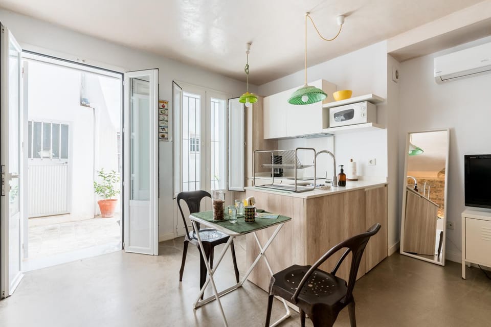 Kitchen or kitchenette, Dining area, minibar, toaster