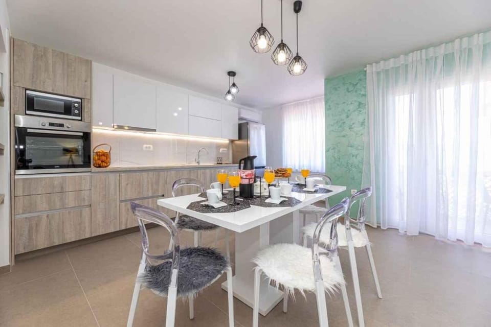 Summer, Dining area