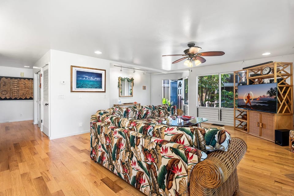 Day, TV and multimedia, Living room, Seating area, furniture