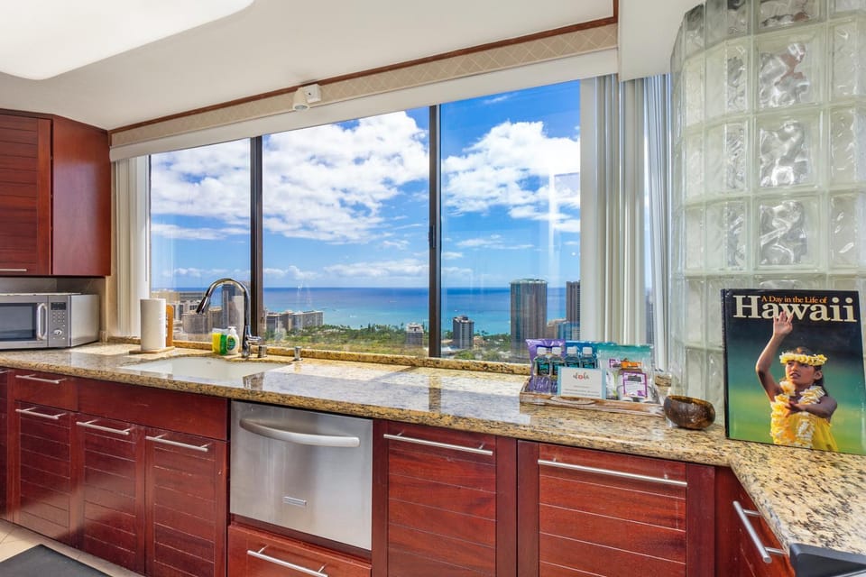 Hawaiian Monarch Penthouse 3bedroom Apartment in McCully-Moiliili