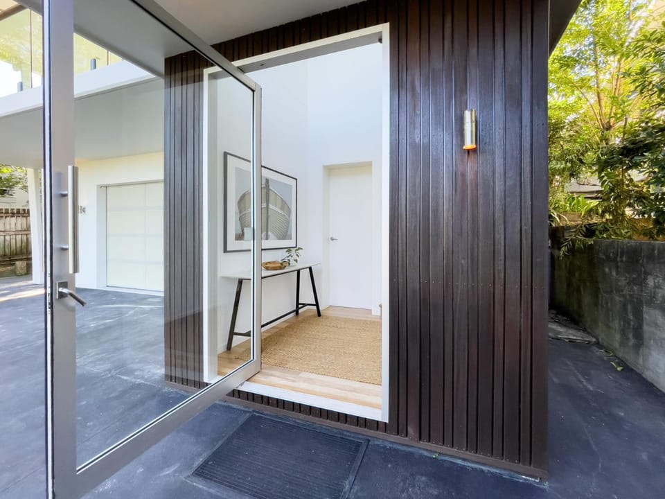 Stunning Views, Private Pool Near Hastings St House in Noosa Heads