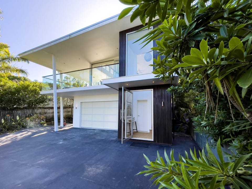 Stunning Views, Private Pool Near Hastings St House in Noosa Heads