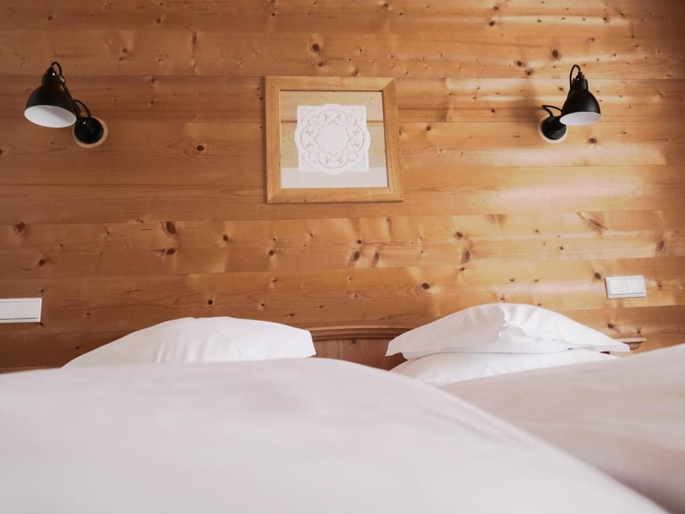Bed, Photo of the whole room, Decorative detail, Decorative detail, Bedroom
