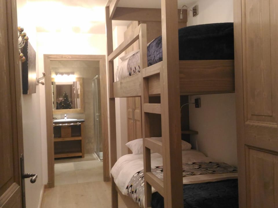 Appartement 12 pers. avec balcon, cheminée et wifi à La Tania - FR-1-513-17 Apartment in Les Allues