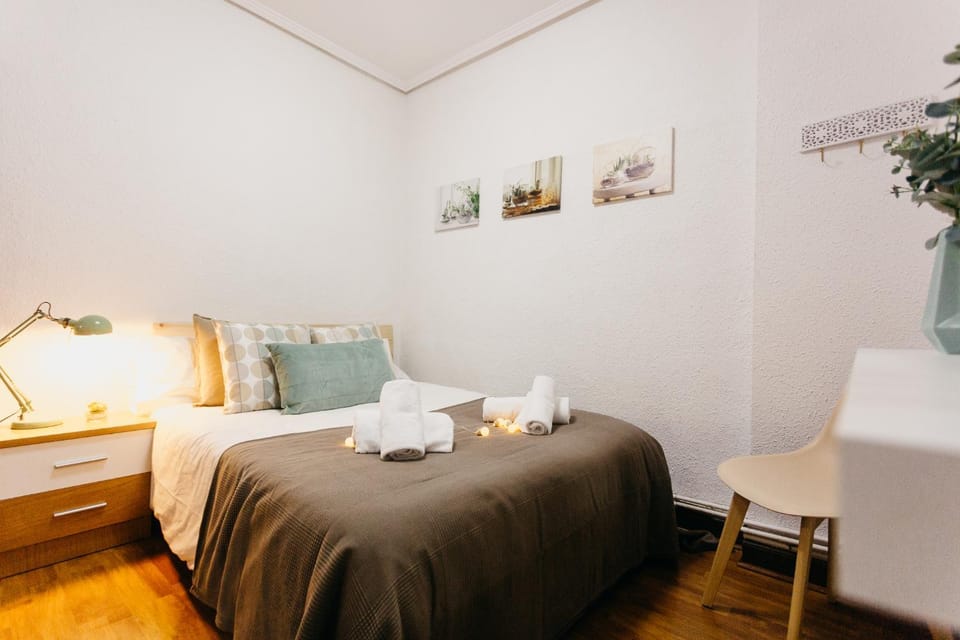 Bed, Photo of the whole room, Bedroom
