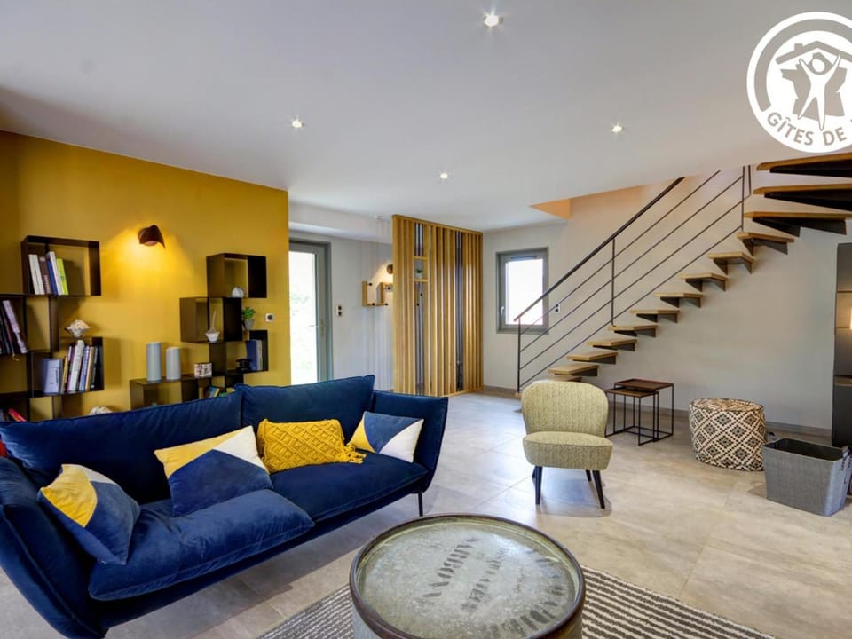 Gîte de Charme pour 6 pers, Jardin & Étang privé - FR-1-496-157 House in Auvergne-Rhône-Alpes