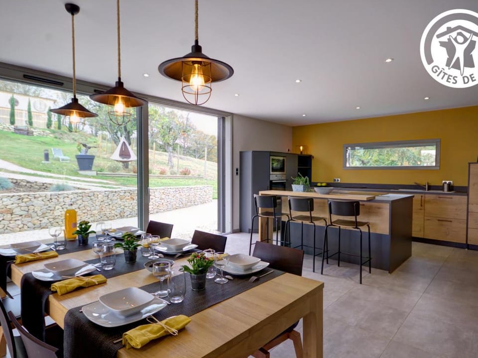Gîte de Charme pour 6 pers, Jardin & Étang privé - FR-1-496-157 House in Auvergne-Rhône-Alpes