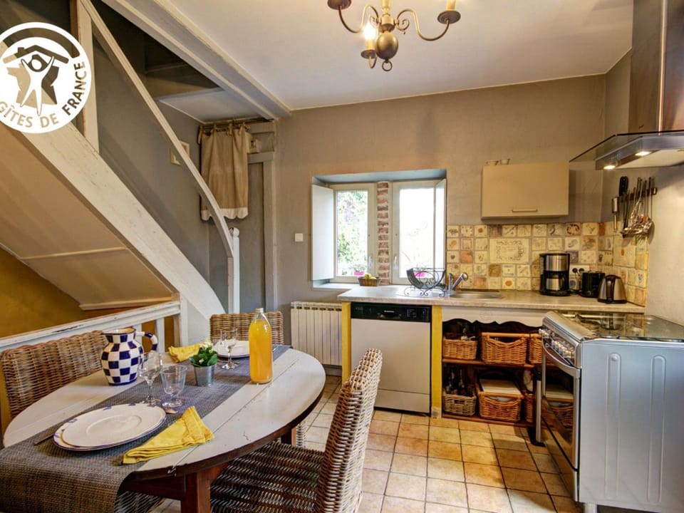 Gîte cosy pour 2 avec jardin et cheminée à Montbrison - FR-1-496-158 House in Auvergne-Rhône-Alpes