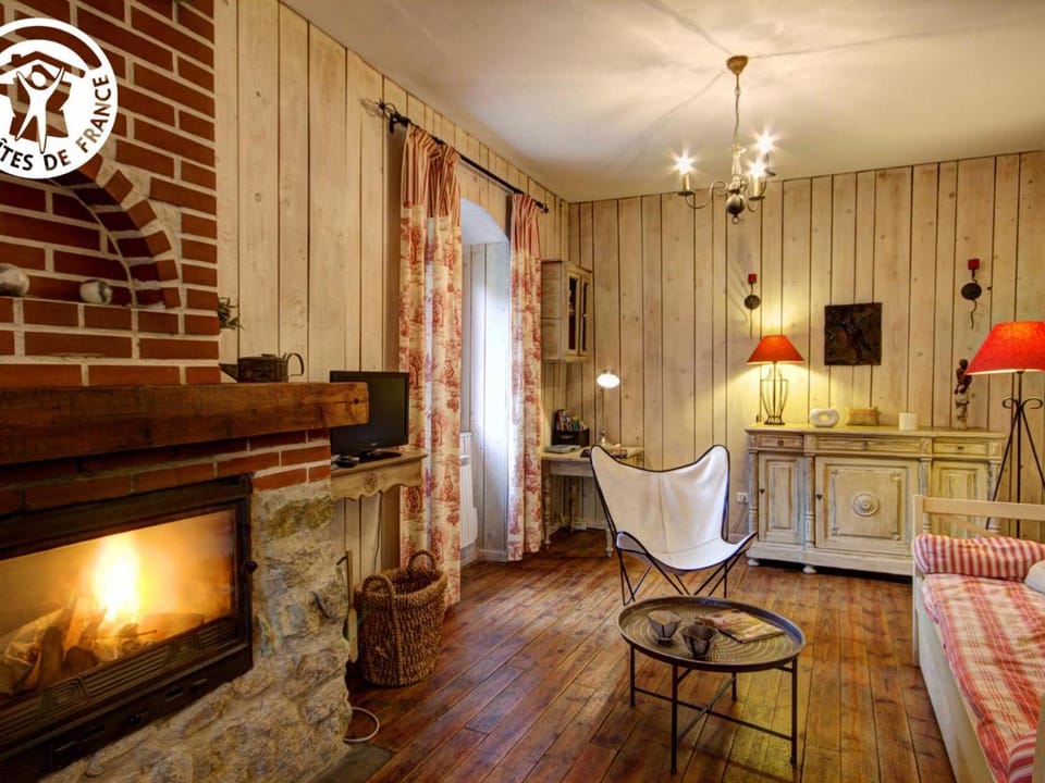 Gîte cosy pour 2 avec jardin et cheminée à Montbrison - FR-1-496-158 House in Auvergne-Rhône-Alpes