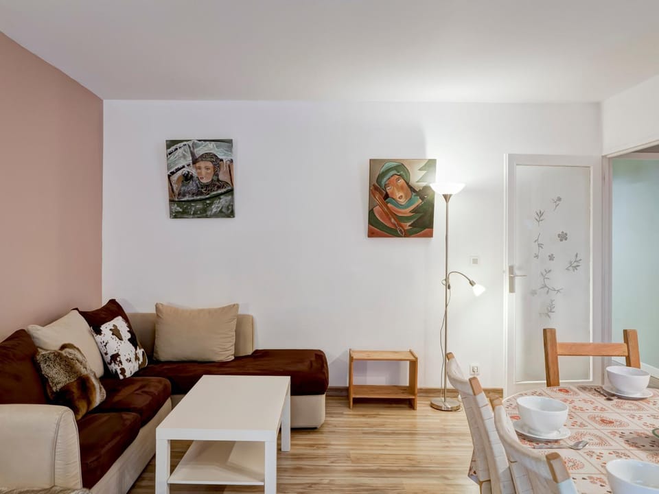 Appartement lumineux 3 pièces pour 6 avec balcon, parking, WiFi, animaux admis - FR-1-512-7 Apartment in Les Allues