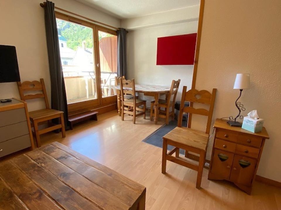 Appartement rénové 5 pers, centre-ville, parking, animaux - FR-1-512-137 Apartment in Les Allues