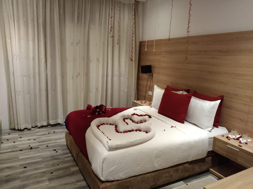 Bed, Photo of the whole room, Bedroom, towels