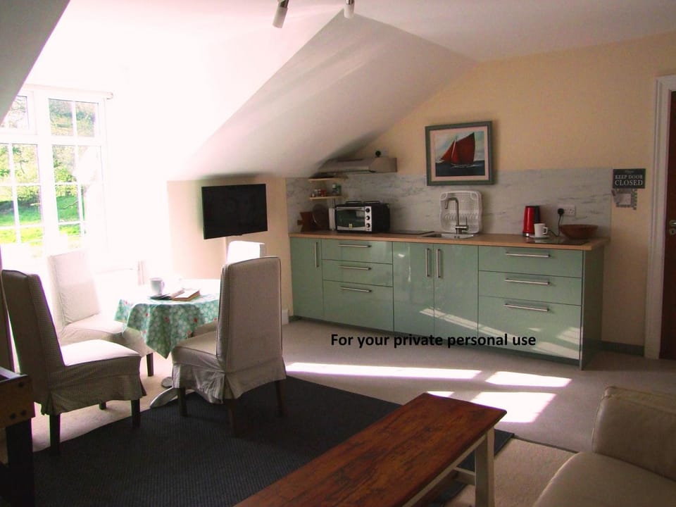 Restaurant/places to eat, Kitchen or kitchenette