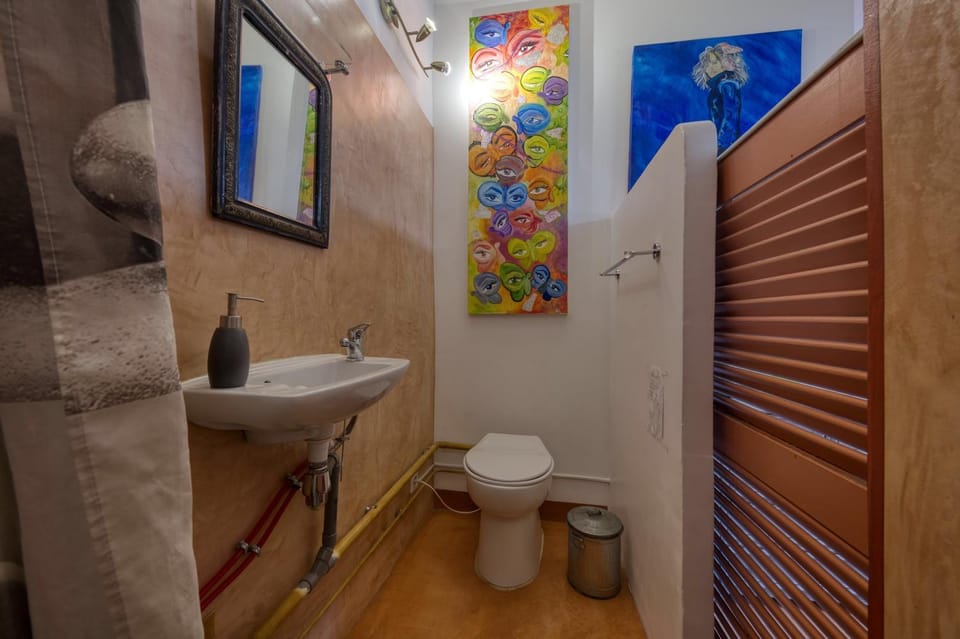 Shower, Toilet