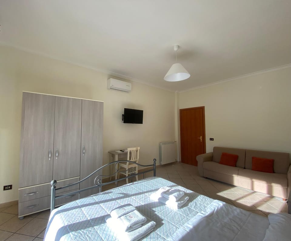 Bed, TV and multimedia, Photo of the whole room, Bedroom
