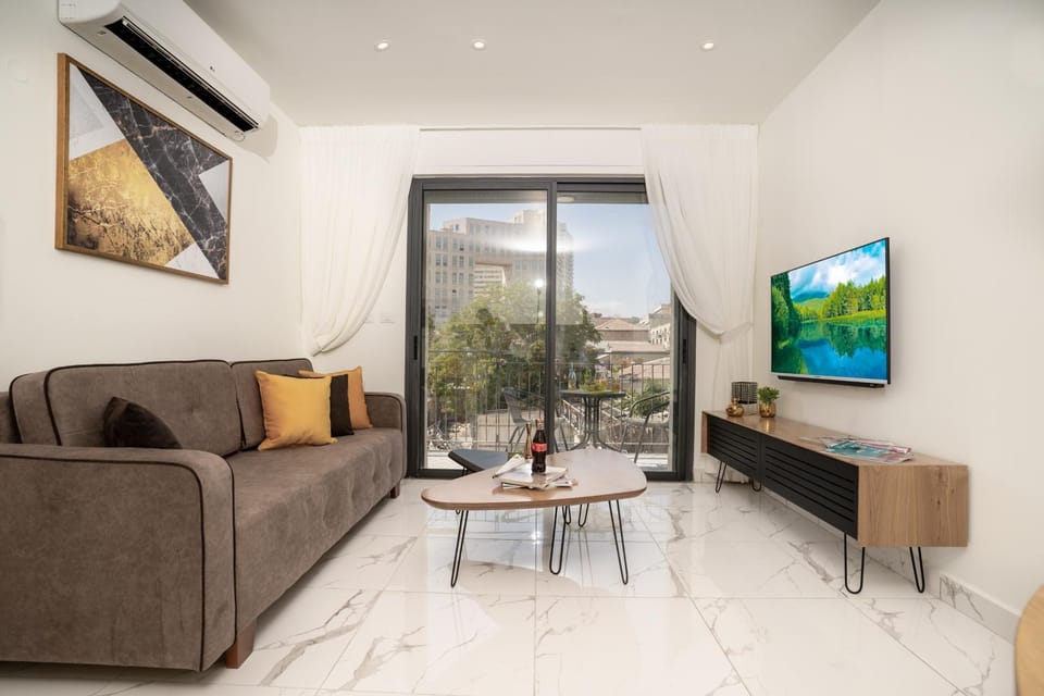 TV and multimedia, Balcony/Terrace, Living room, Seating area, City view, Quiet street view