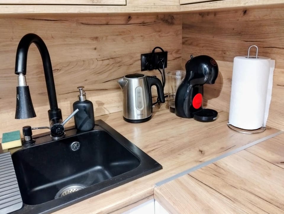 Coffee/tea facilities, Kitchen or kitchenette, stove