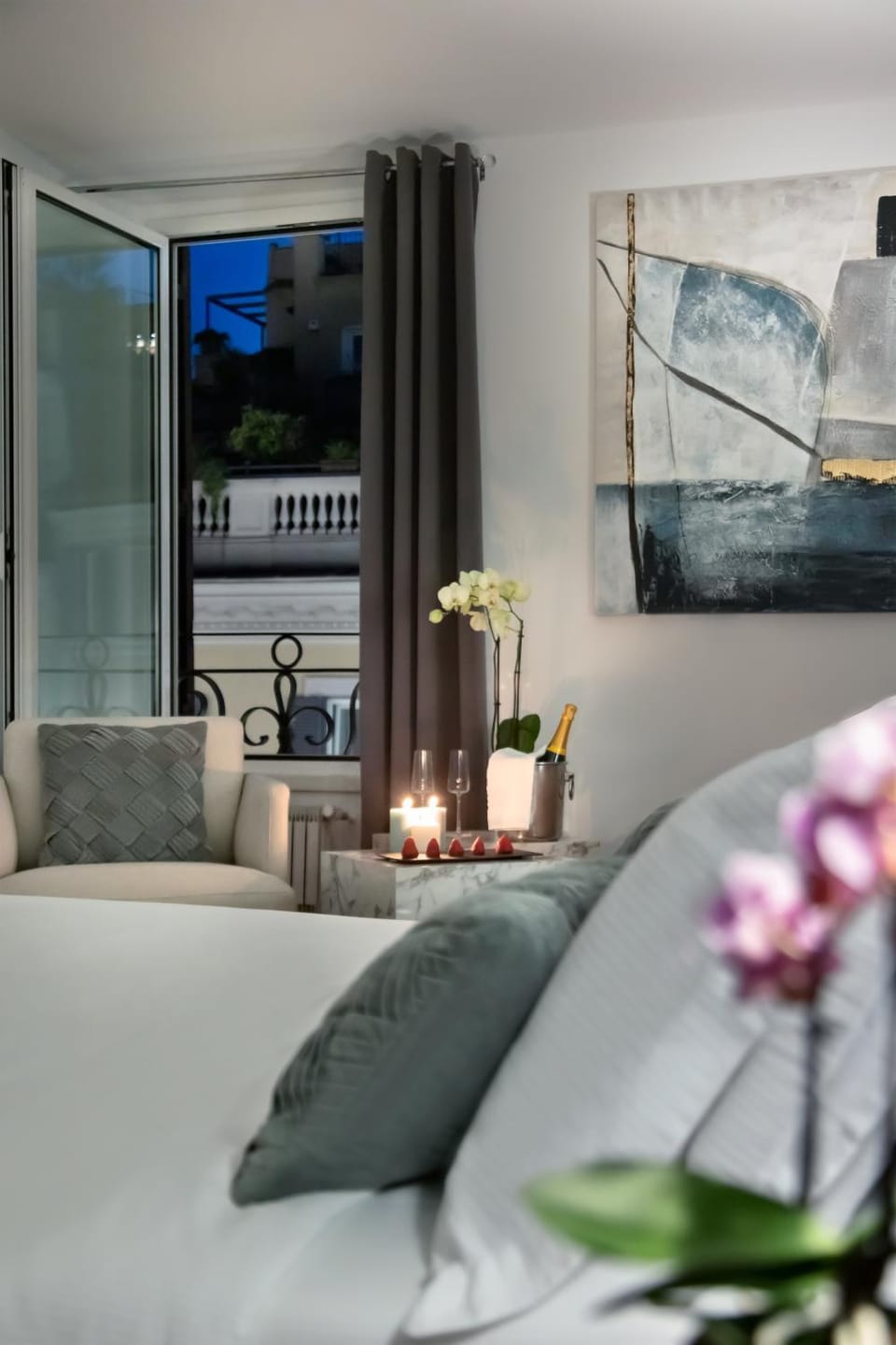 Bed, Coffee/tea facilities, Seating area, Bedroom, Quiet street view