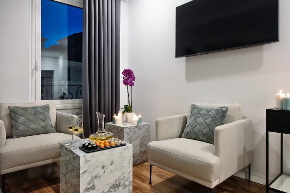 TV and multimedia, Seating area, Landmark view