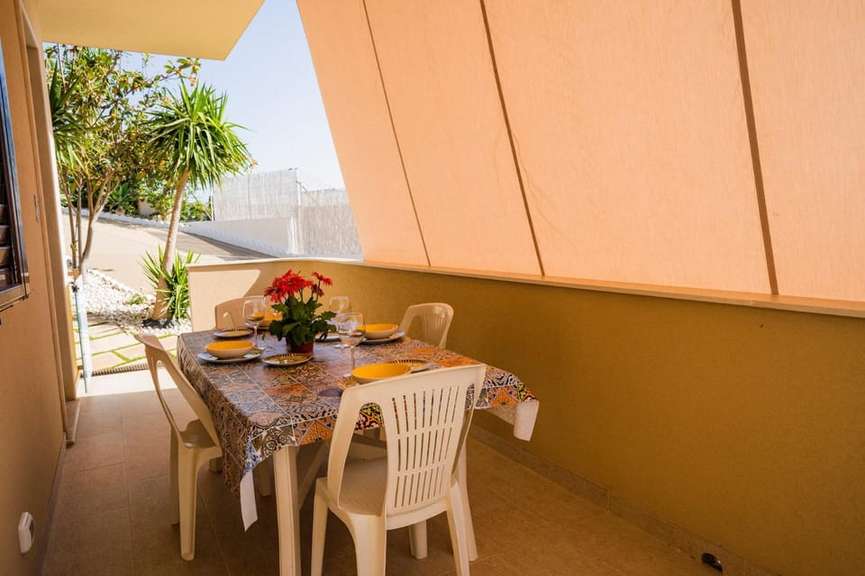 Patio, Day, View (from property/room), Balcony/Terrace, Living room, Food and drinks, Seating area, Dining area, Food