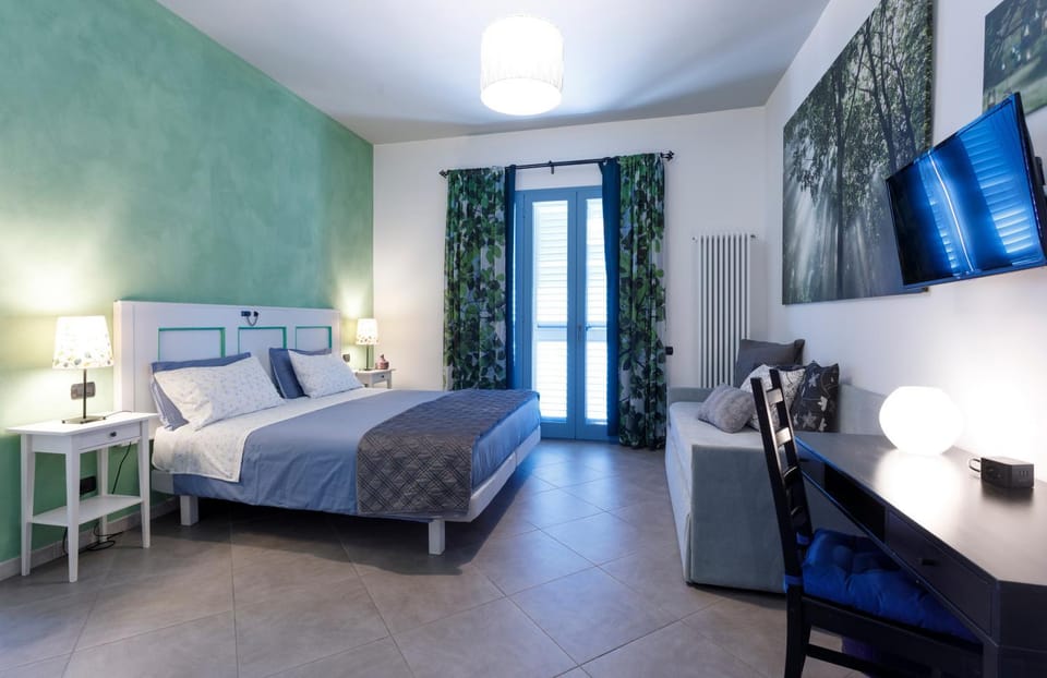 Photo of the whole room, Bedroom