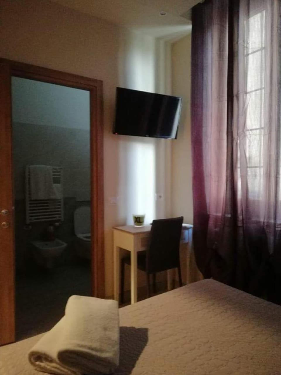 Bed, TV and multimedia, Photo of the whole room, Bedroom