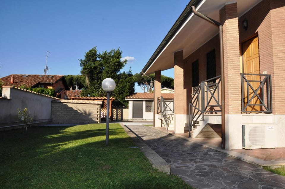 Facade/entrance, Day, Garden