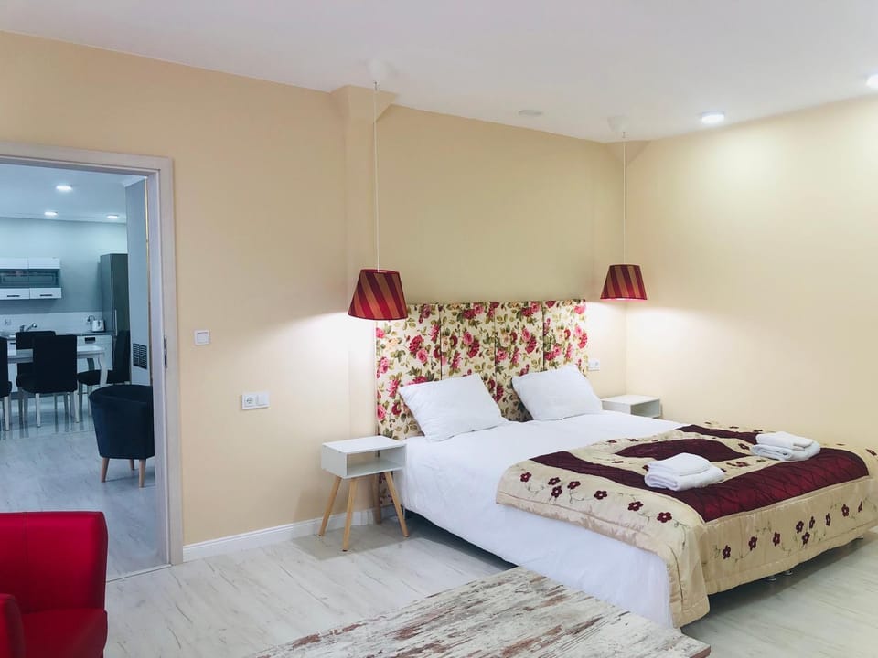 Bed, Photo of the whole room, Bedroom, young children, older children, group of guests, Family, towels