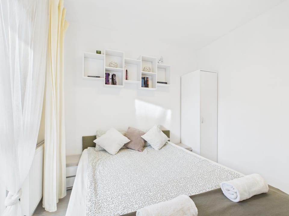 Photo of the whole room, towels