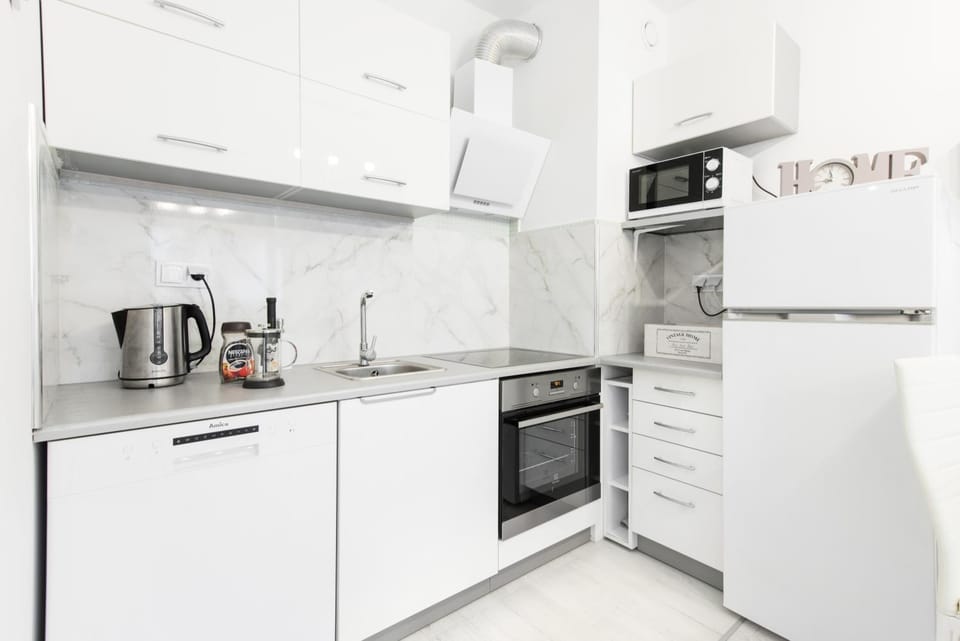 Kitchen or kitchenette, dishwasher, minibar, stove, toaster