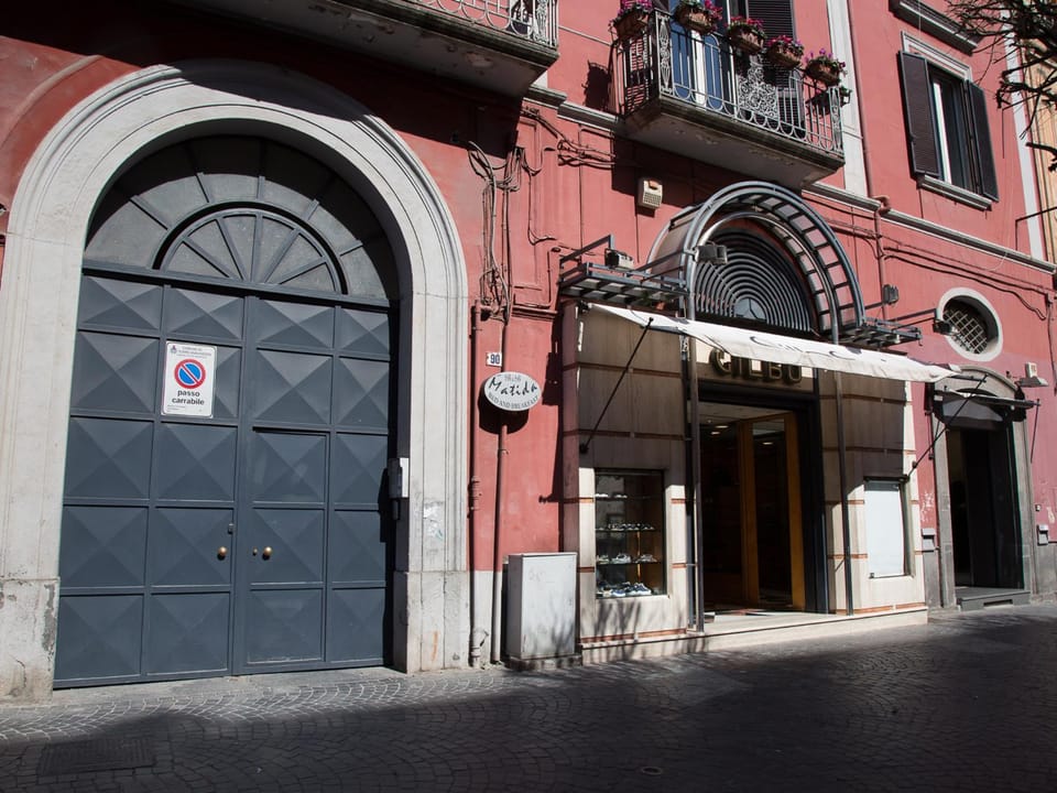 Property building, Facade/entrance, Spring, Activities, On-site shops, Shopping Area