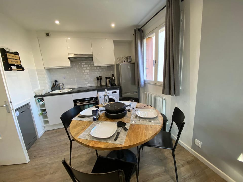 LE NID DE LA PIRAZ - Parking, Balcon & Netflix ! Apartment in Annecy