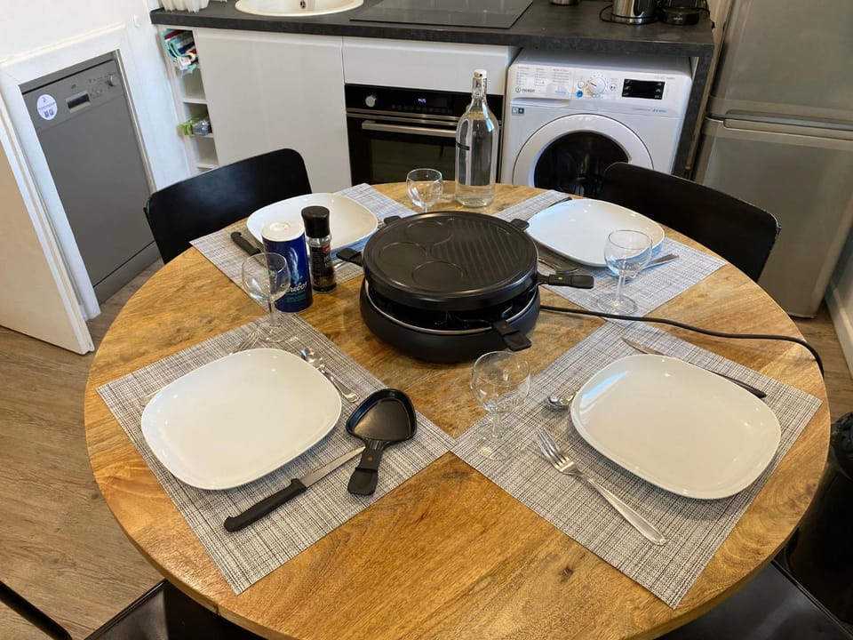 LE NID DE LA PIRAZ - Parking, Balcon & Netflix ! Apartment in Annecy