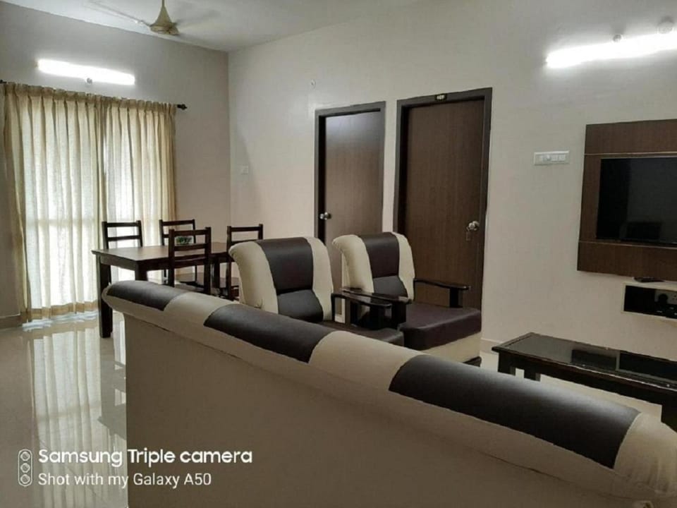 Bed, TV and multimedia, Living room, Photo of the whole room, Seating area, Bedroom