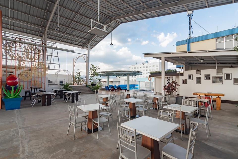 Restaurant/places to eat, Lounge or bar