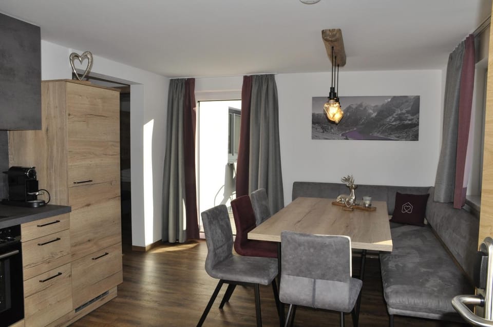 Kitchen or kitchenette, Seating area, Dining area