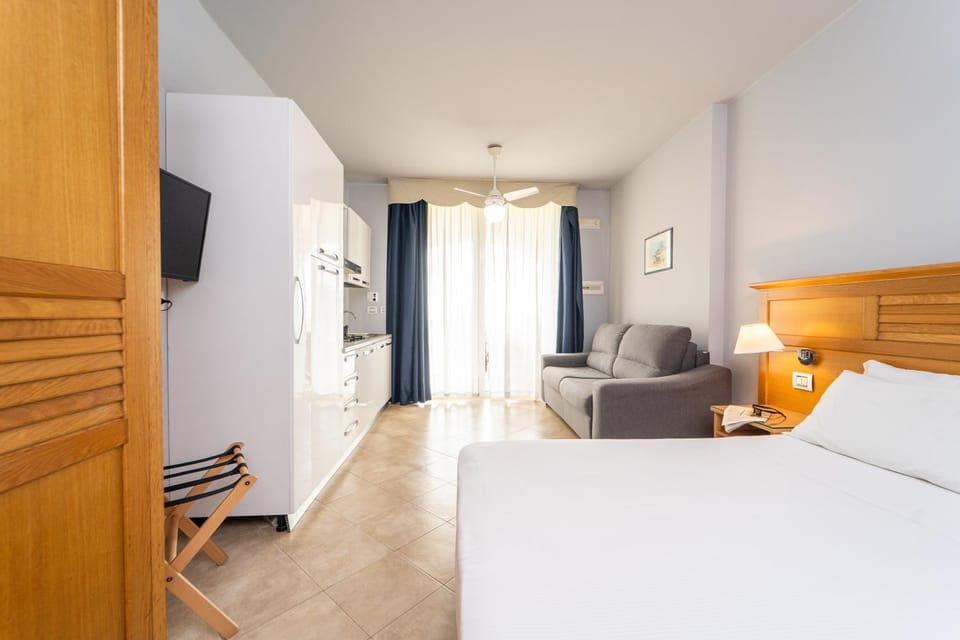 Bed, TV and multimedia, Living room, Photo of the whole room, Seating area, Bedroom, wardrobe
