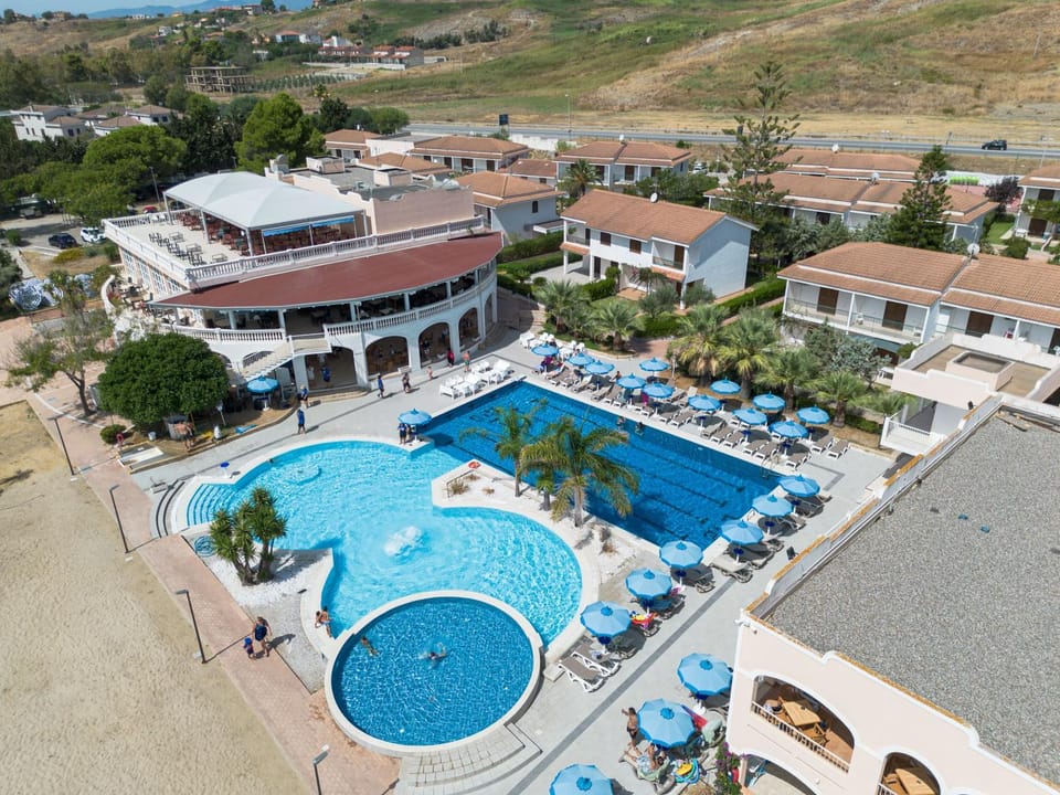 Property building, Facade/entrance, Swimming pool