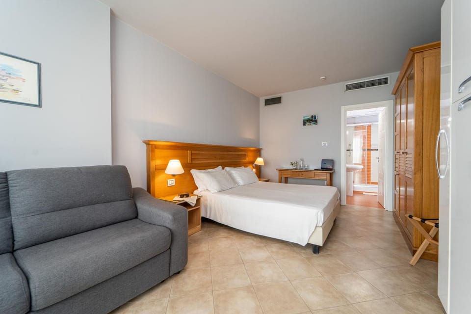 Bed, Photo of the whole room, Seating area, Bedroom