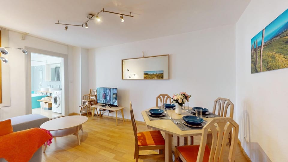 TV and multimedia, Living room, Seating area, Dining area