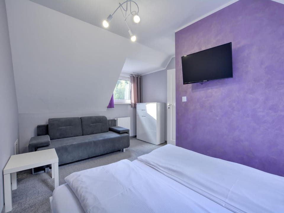 Bed, TV and multimedia, Photo of the whole room, Bedroom