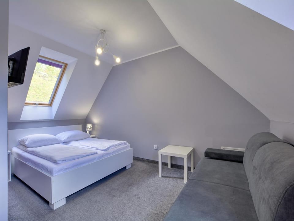 Bed, TV and multimedia, Photo of the whole room, Bedroom