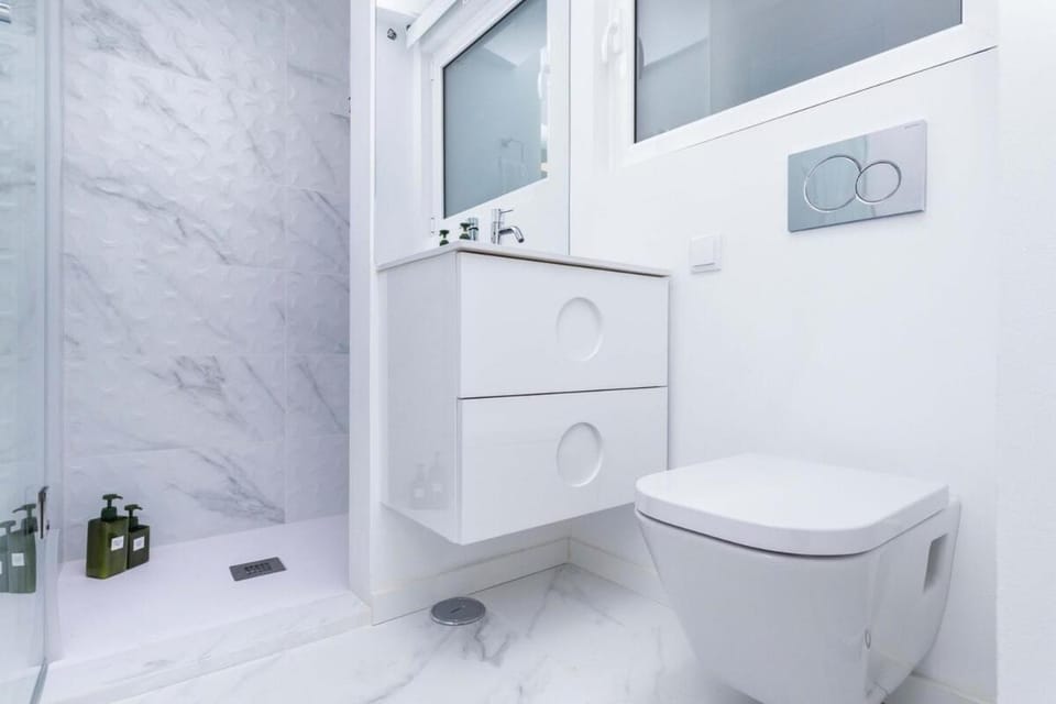 Perfect Cool with AC, 2 Bedrooms 2 Bathrooms Apartment in Lisbon