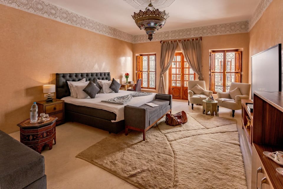 Bed, TV and multimedia, Photo of the whole room, Seating area, Bedroom