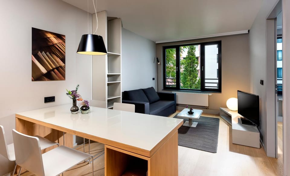 Kitchen or kitchenette, Living room, Seating area, Dining area