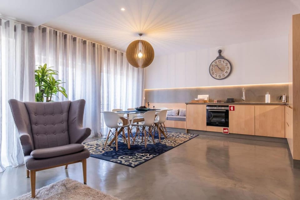 Kitchen or kitchenette, Living room, Seating area, Dining area