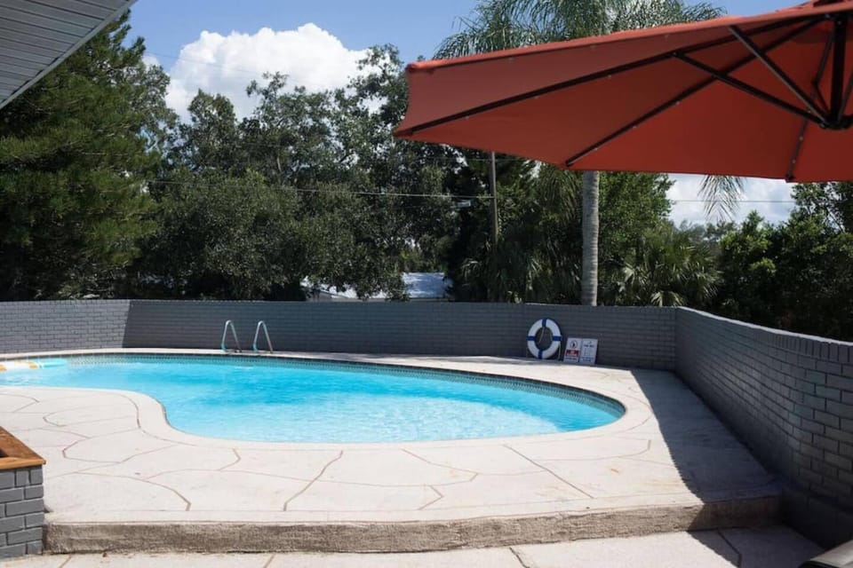 Gulf Breeze Villa Home King Bed Pet Friendly House in Temple Terrace