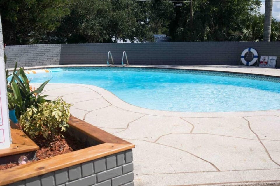 Gulf Breeze Villa Home King Bed Pet Friendly House in Temple Terrace